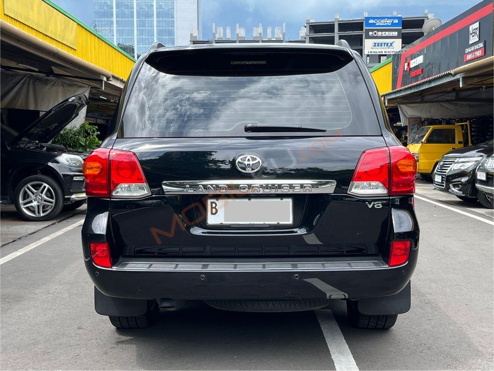 Mobil Toyota Land Cruiser 2013