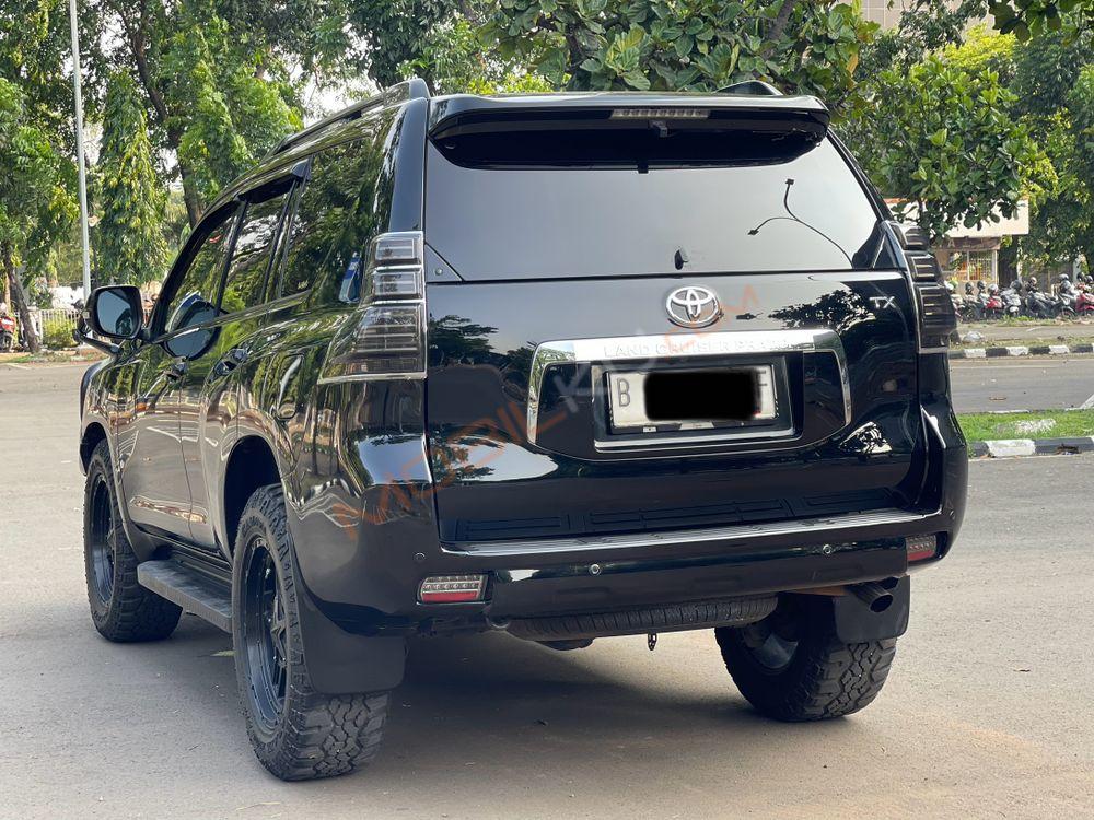 Mobil Toyota Land Cruiser 2013