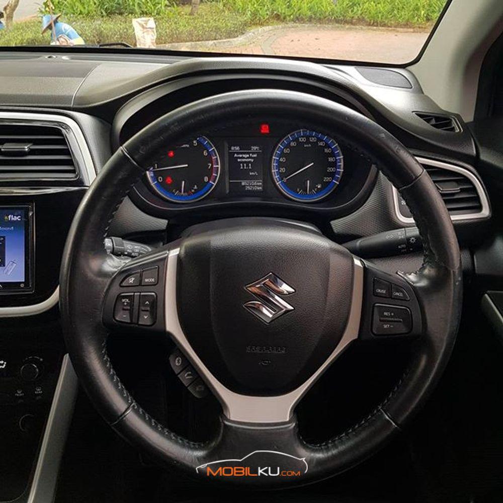 Mobil Suzuki SX4 2016