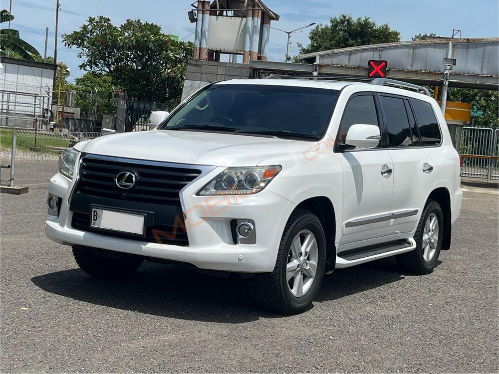 Mobil Lexus LX 2013