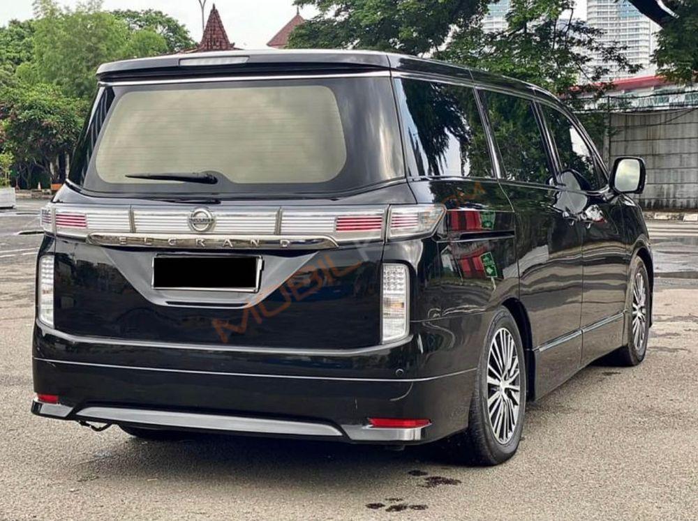 Mobil Nissan Elgrand 2014