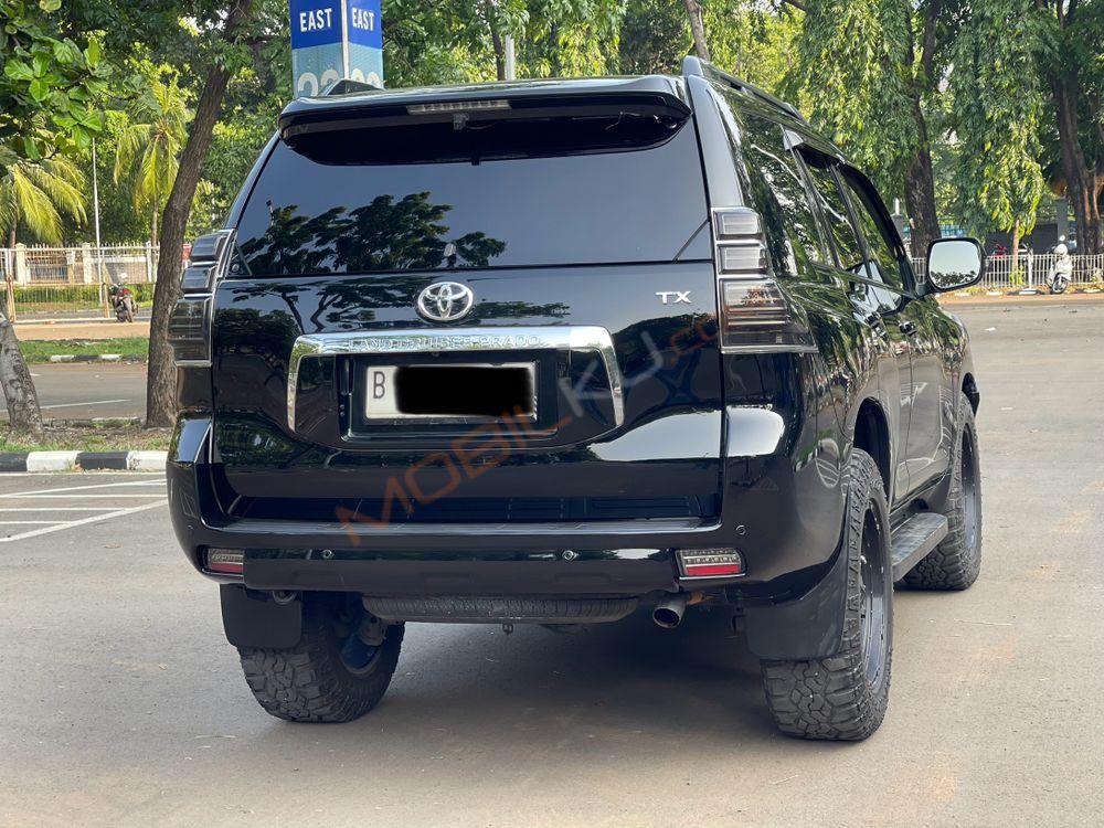 Mobil Toyota Land Cruiser 2013