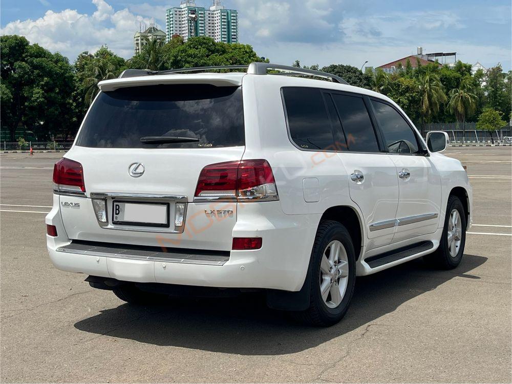 Mobil Lexus LX 2013