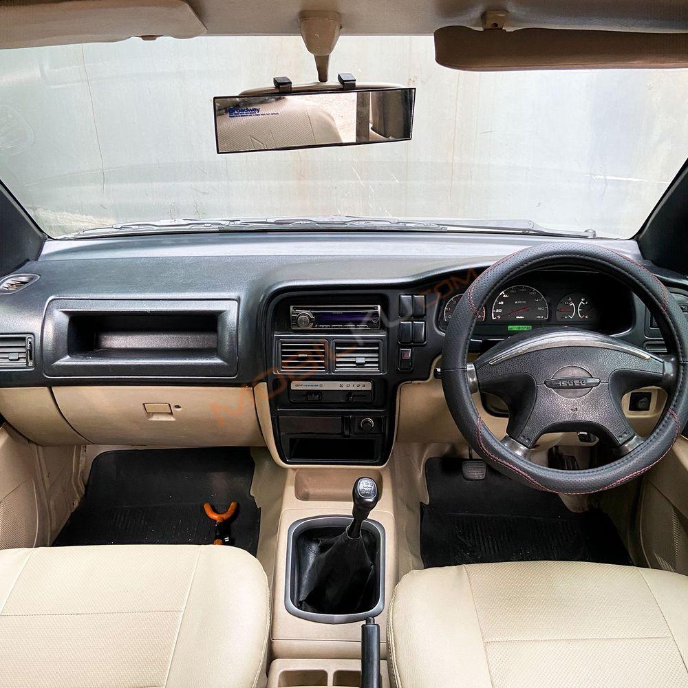 Mobil Isuzu Panther 2012