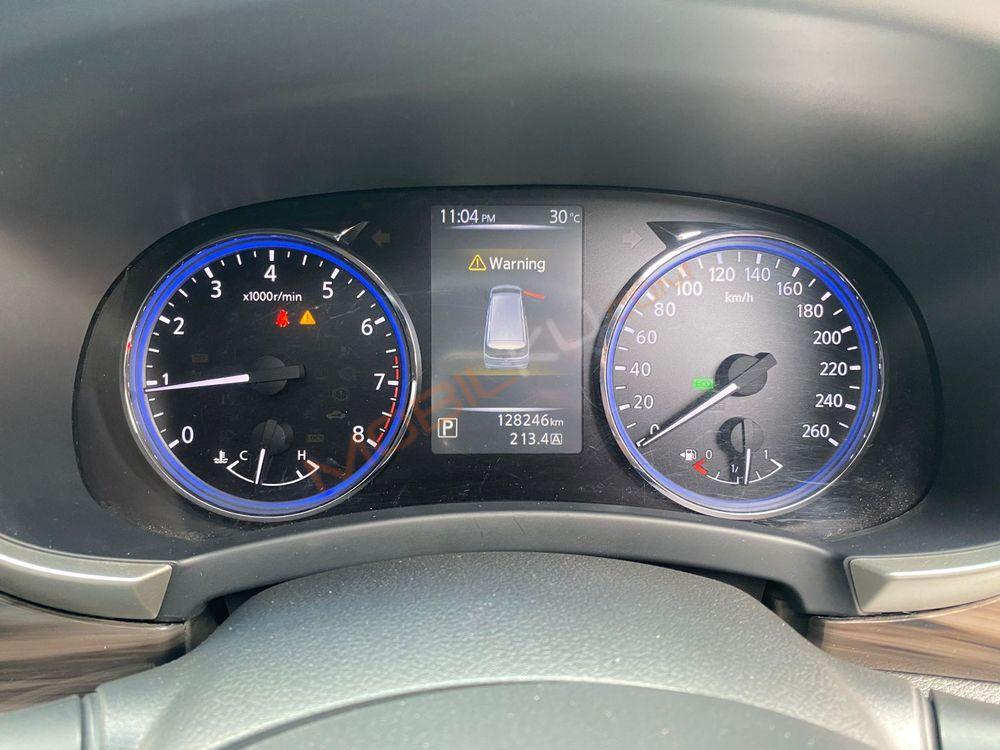 Mobil Nissan Elgrand 2014