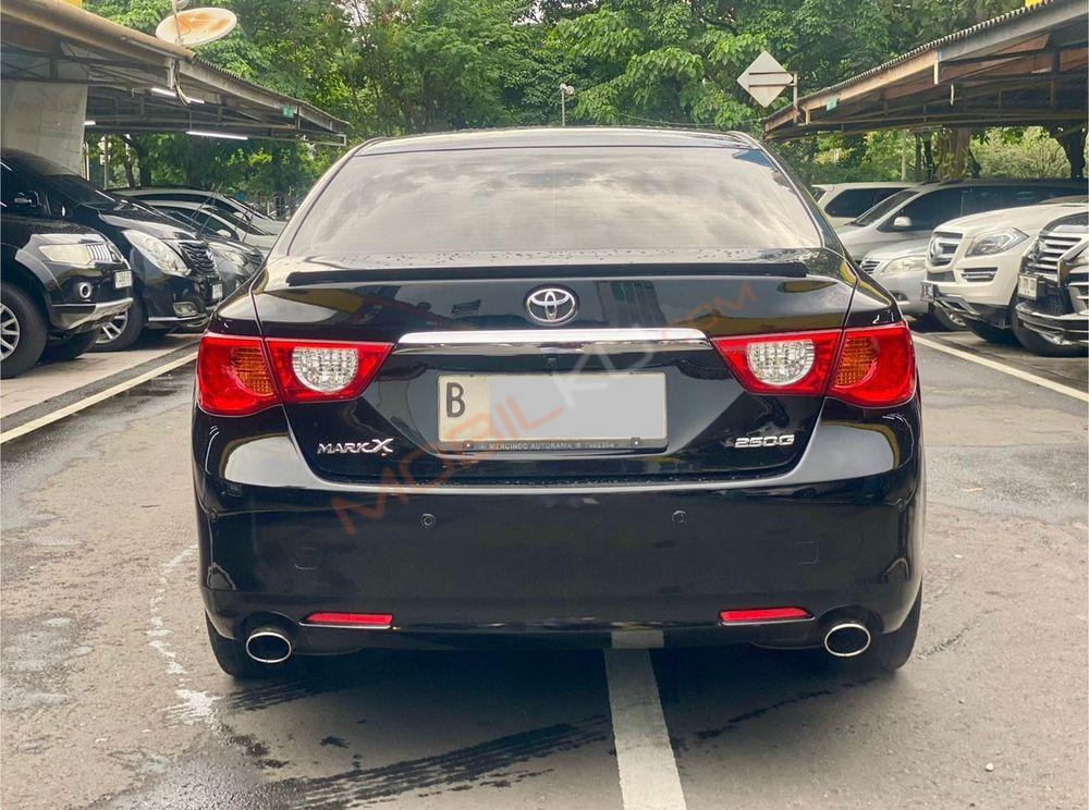 Mobil Toyota Mark X 2012