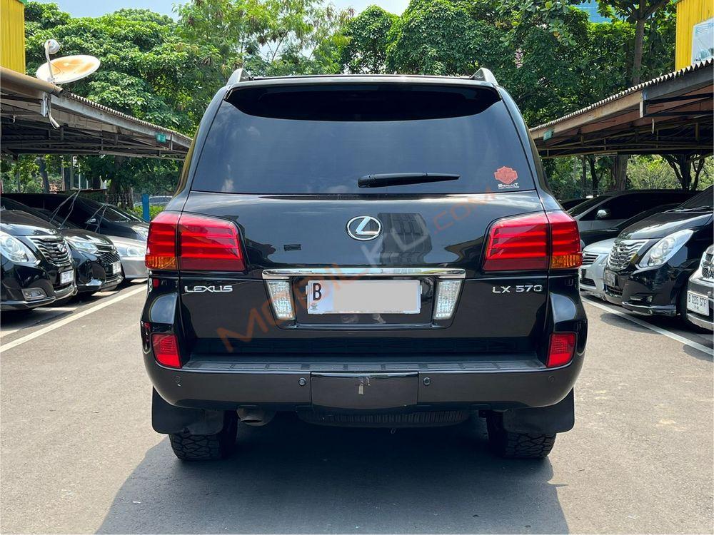 Mobil Lexus LX 2011