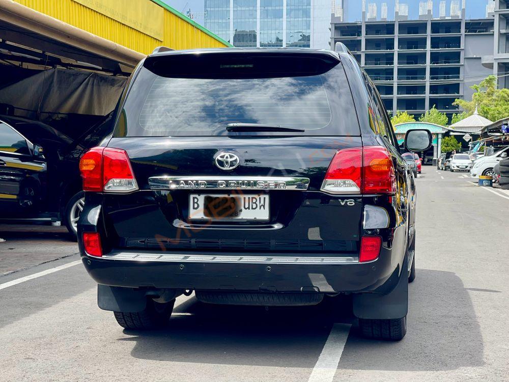 Mobil Toyota Land Cruiser 2013