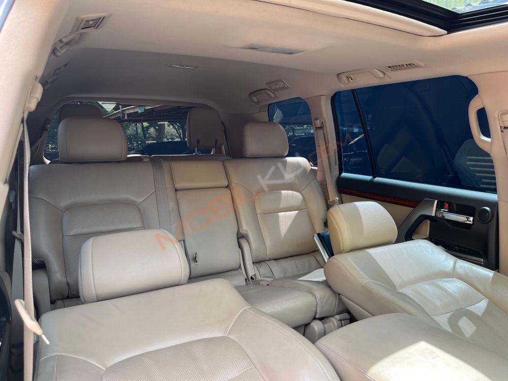 Mobil Toyota Land Cruiser 2013