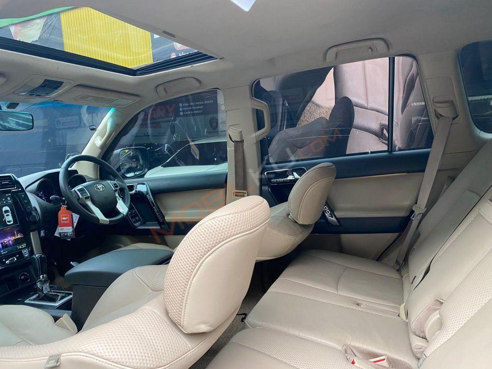 Mobil Toyota Land Cruiser 2013