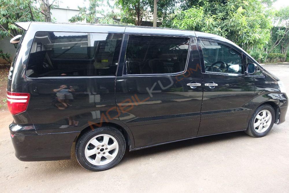 Mobil Toyota Alphard 2005