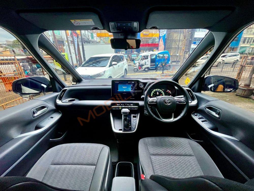 Mobil Toyota Voxy 2023