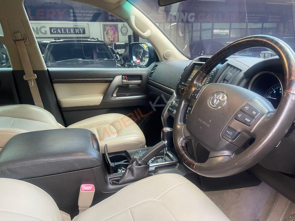 Mobil Toyota Land Cruiser 2008