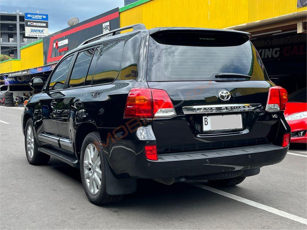 Mobil Toyota Land Cruiser 2013