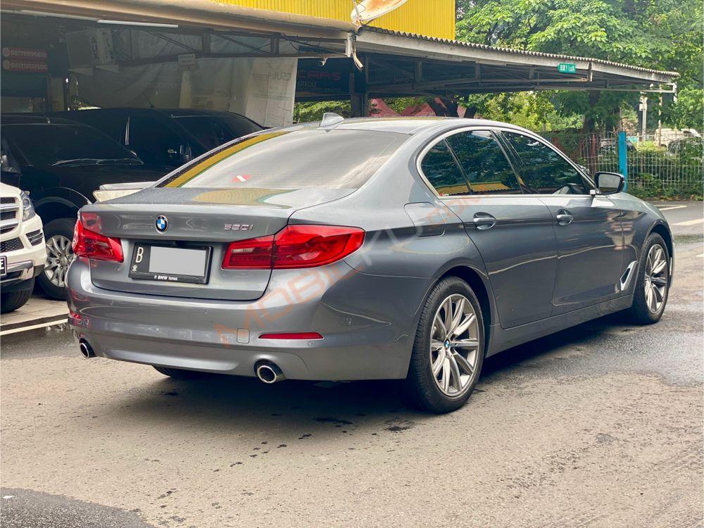 Mobil BMW 5 Series 2020