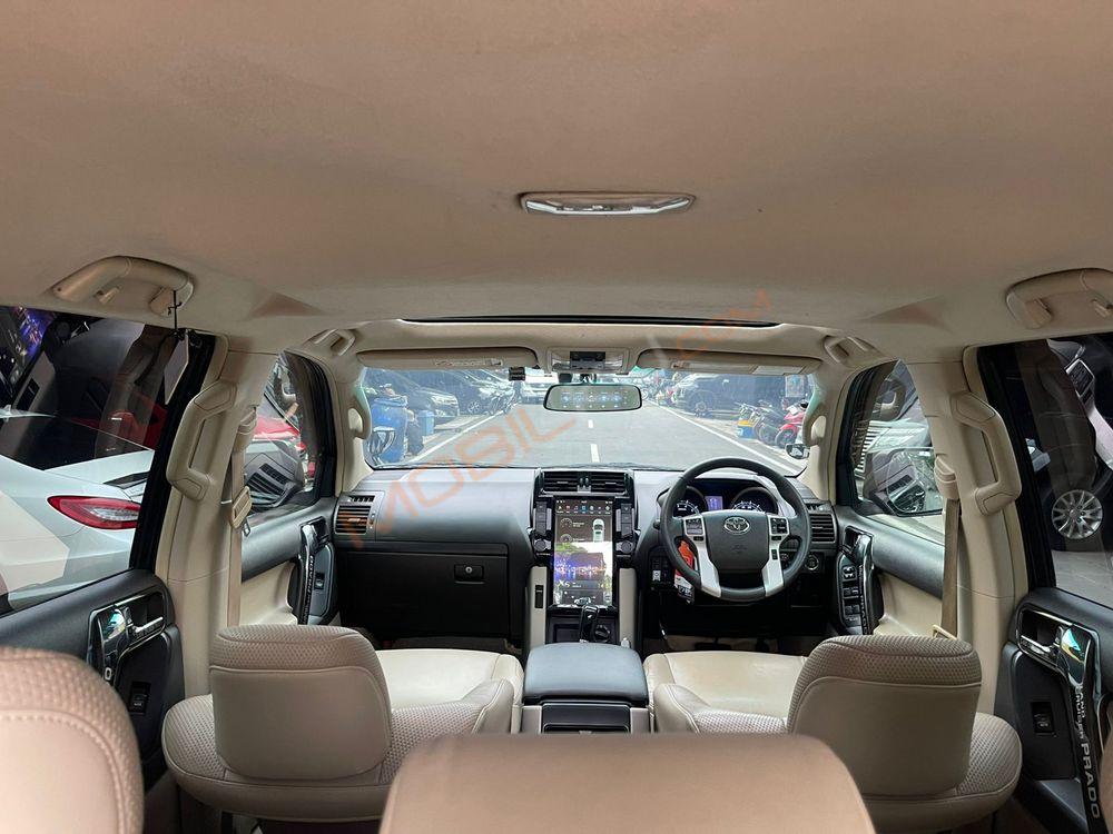 Mobil Toyota Land Cruiser 2013