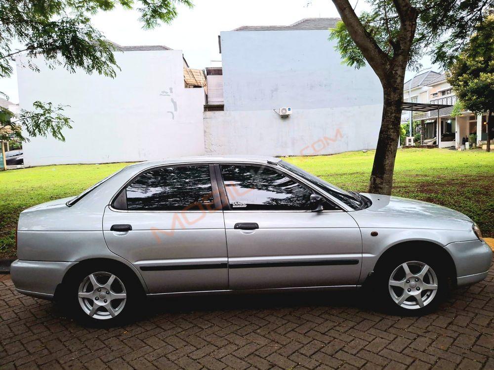 Mobil Suzuki Baleno 2001