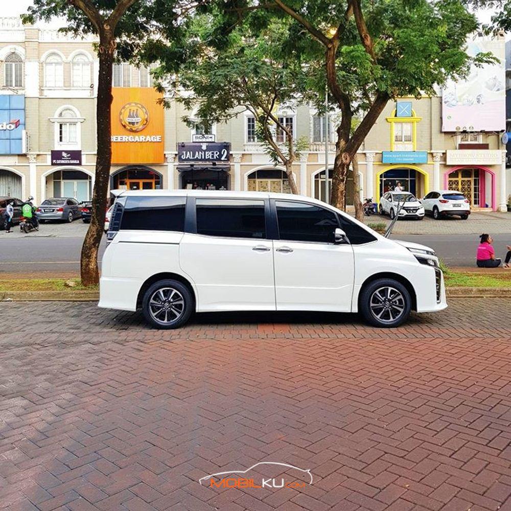 Mobil Toyota Voxy 2017