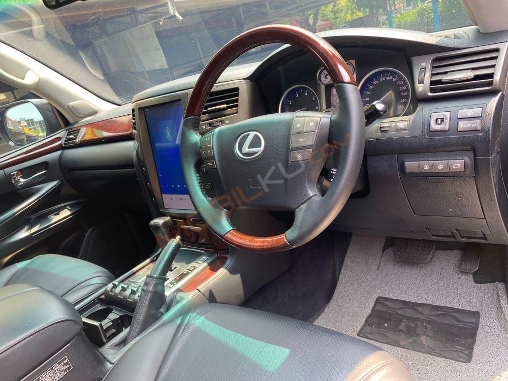 Mobil Lexus LX 2011