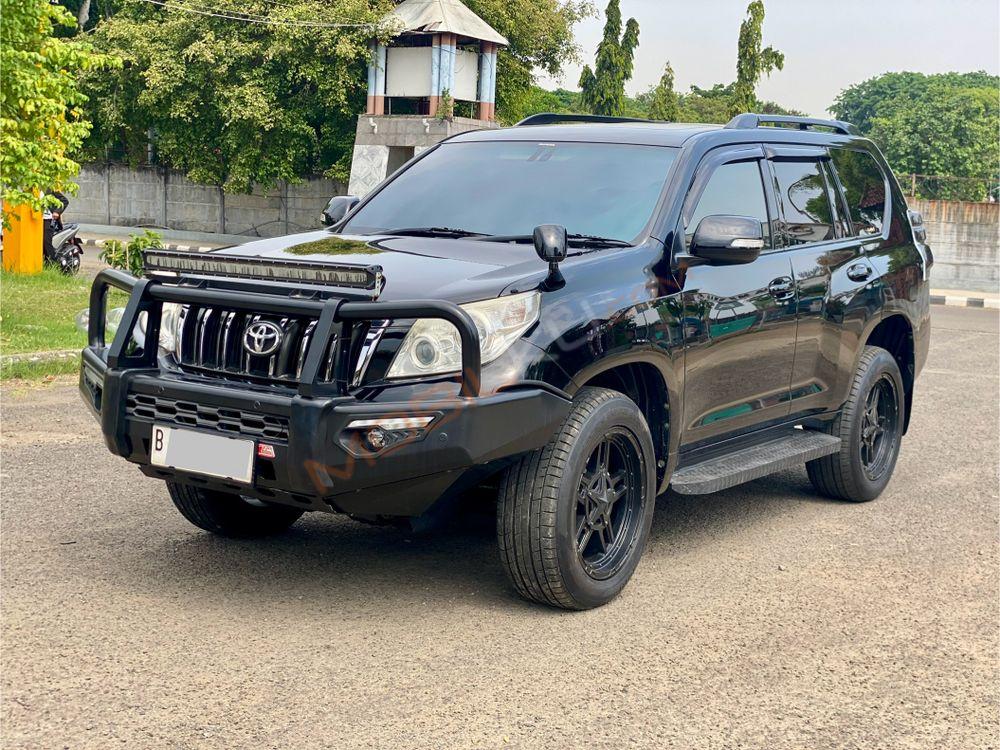 Mobil Toyota Land Cruiser 2013