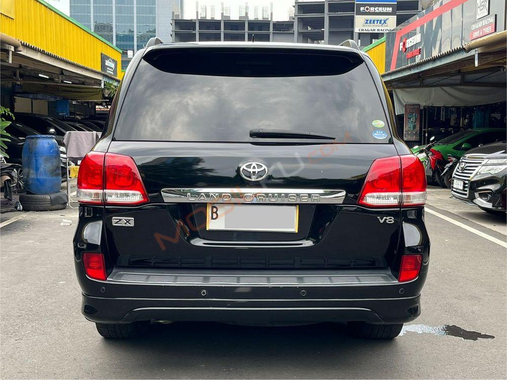 Mobil Toyota Land Cruiser 2010