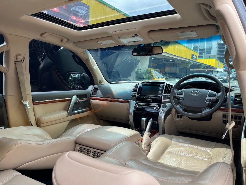 Mobil Toyota Land Cruiser 2013