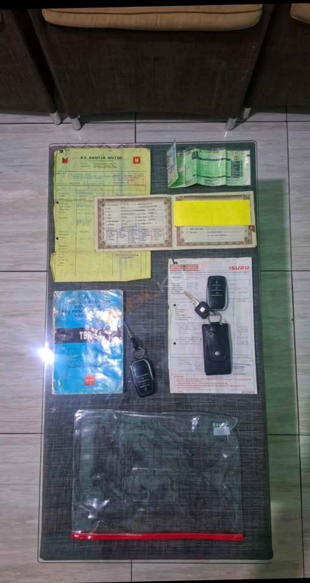 Mobil Isuzu Panther 1999