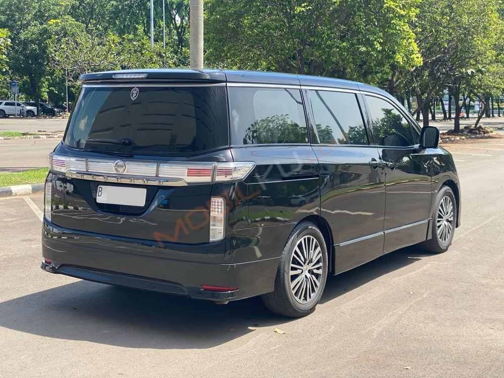 Mobil Nissan Elgrand 2014