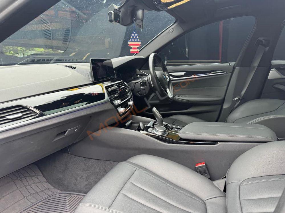 Mobil BMW 5 Series 2020