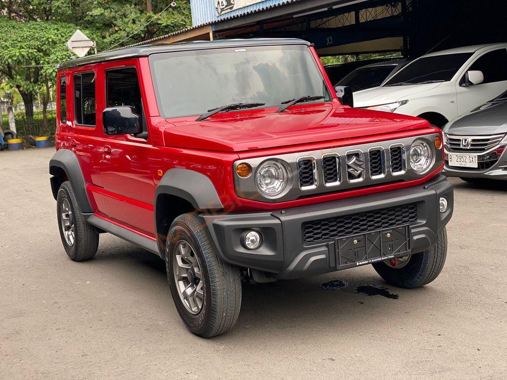 Mobil Suzuki Jimny 2023