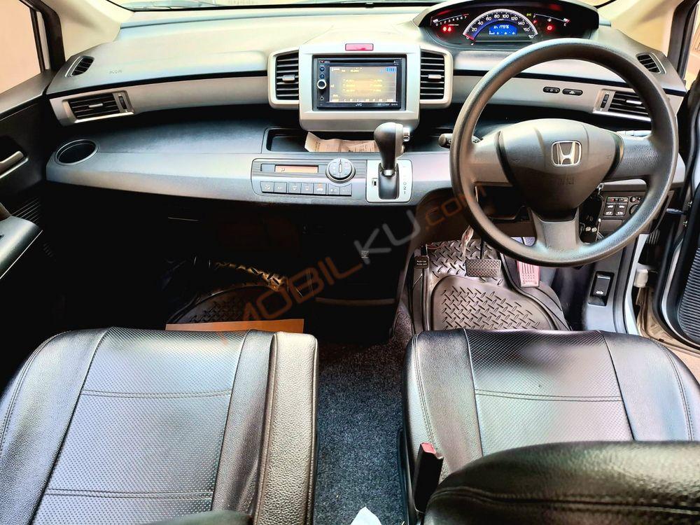 Mobil Honda Freed 2013