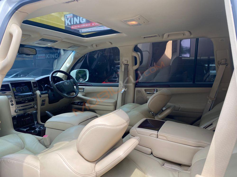 Mobil Lexus LX 2013