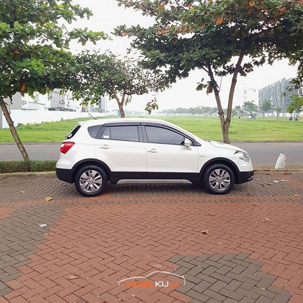 Mobil Suzuki SX4 2016