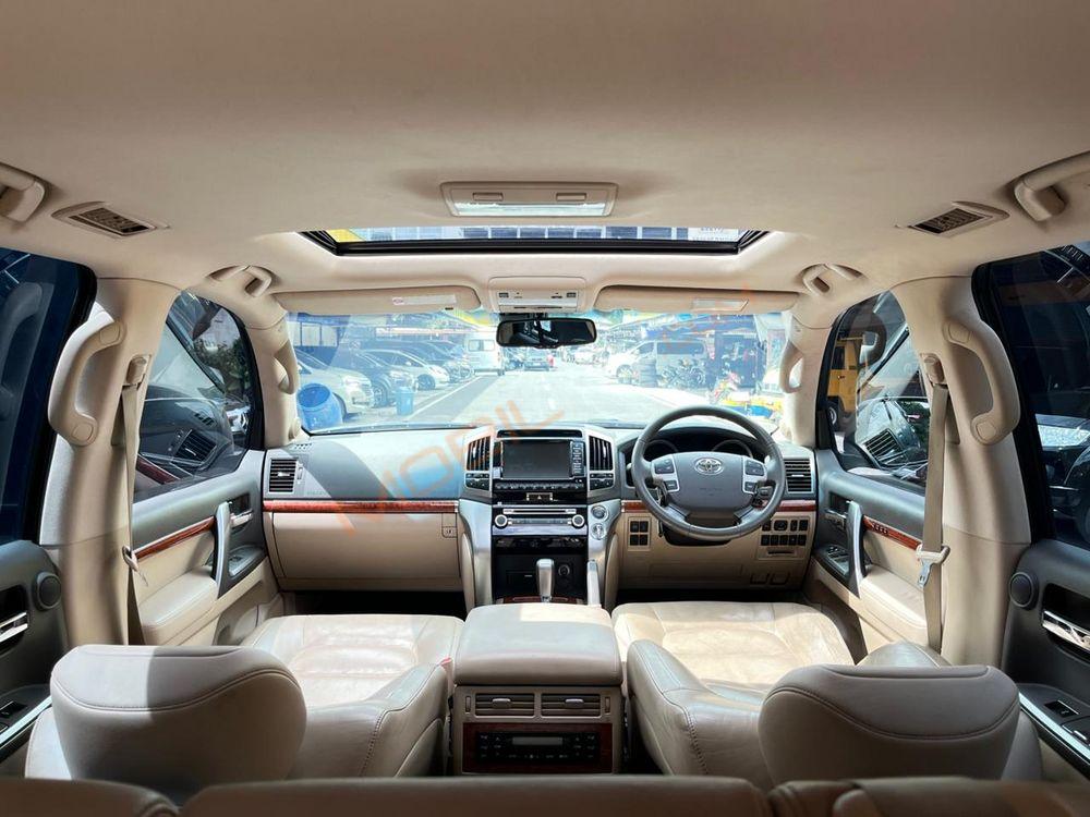 Mobil Toyota Land Cruiser 2012