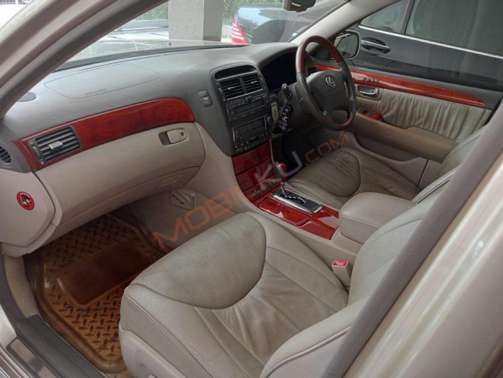 Mobil Lexus LS 2001