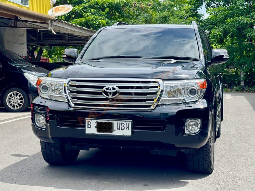 Mobil Toyota Land Cruiser 2013