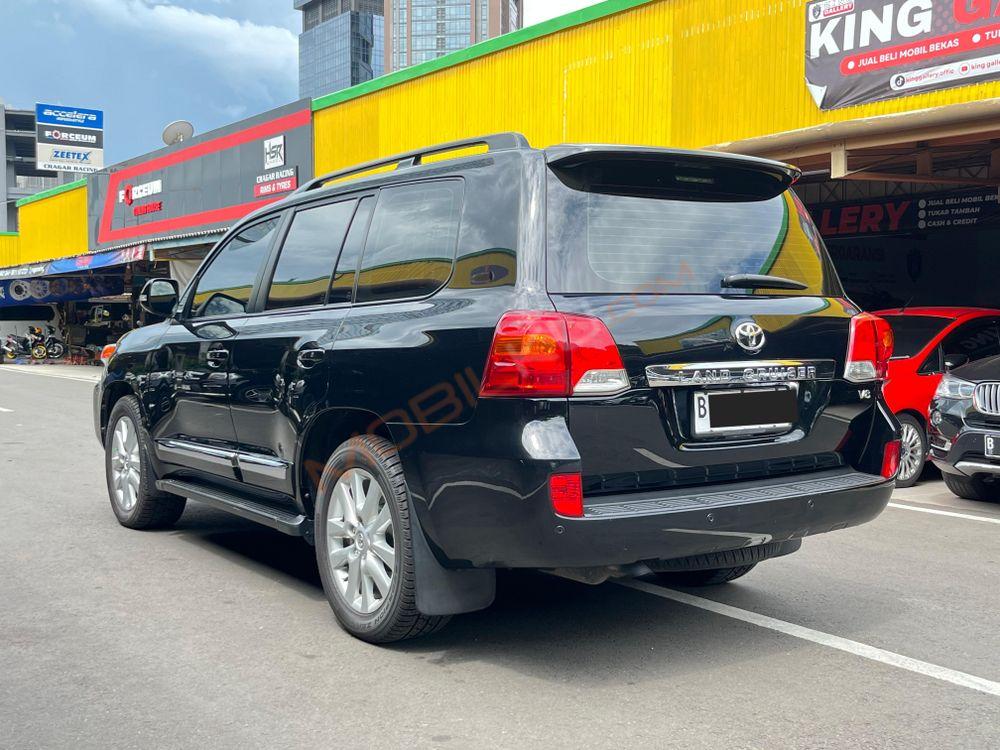 Mobil Toyota Land Cruiser 2013
