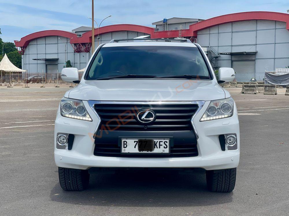 Mobil Lexus LX 2013