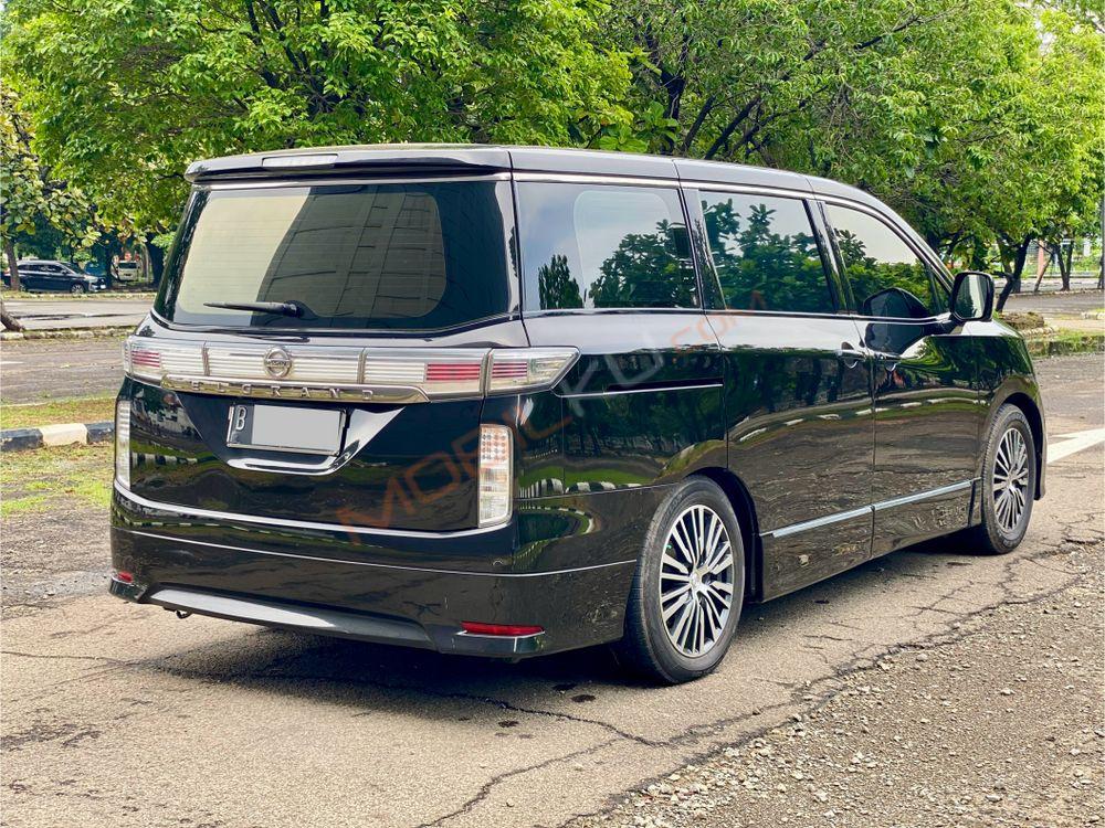 Mobil Nissan Elgrand 2014