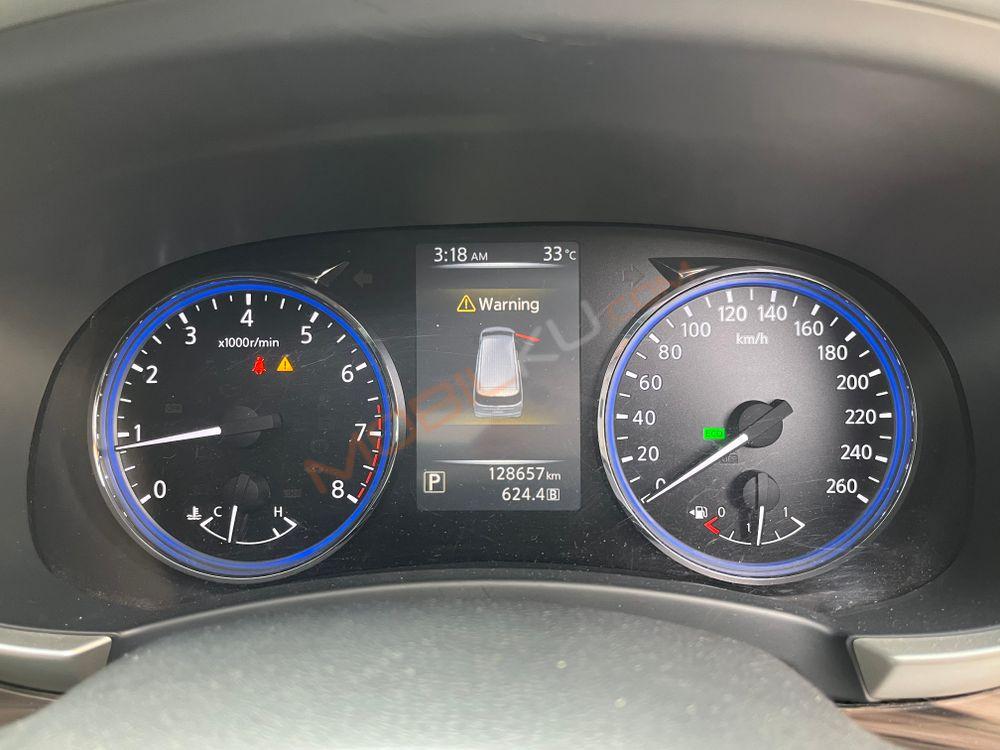 Mobil Nissan Elgrand 2014