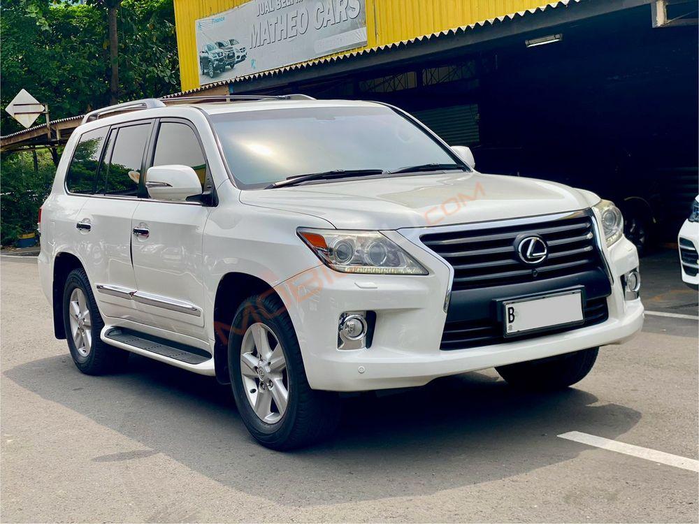 Mobil Lexus LX 2013