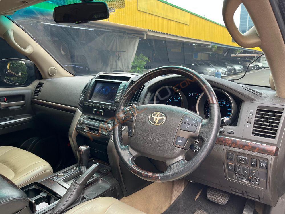 Mobil Toyota Land Cruiser 2010