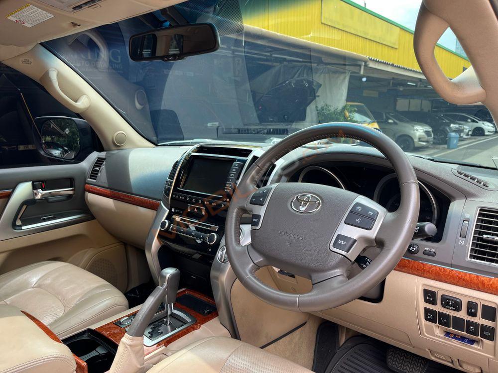 Mobil Toyota Land Cruiser 2013