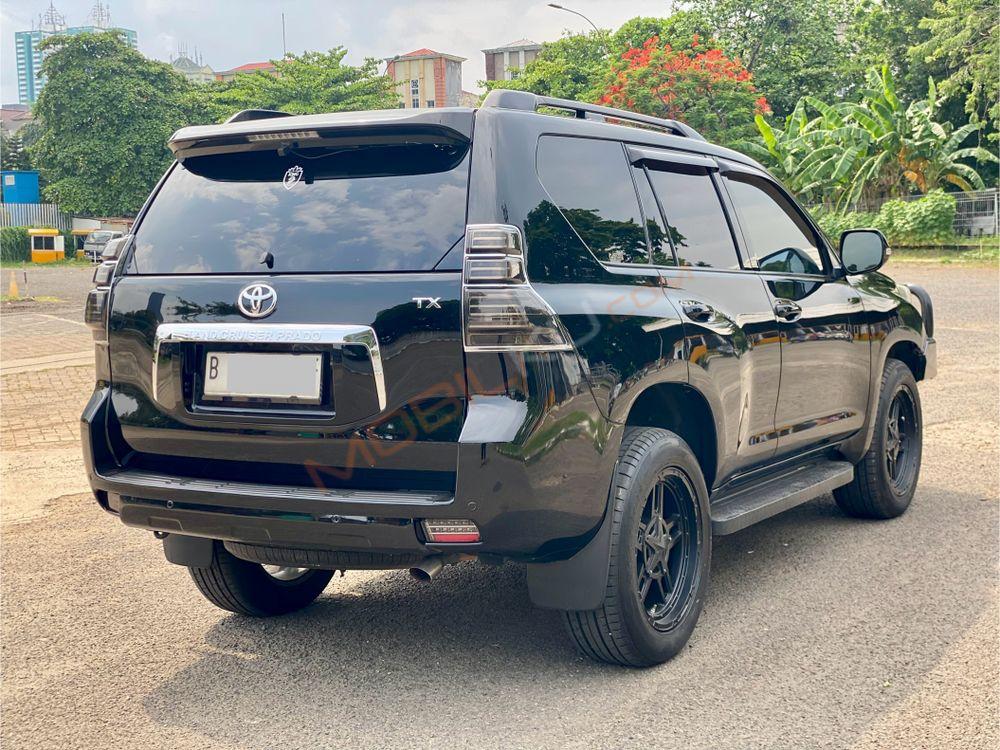 Mobil Toyota Land Cruiser 2013