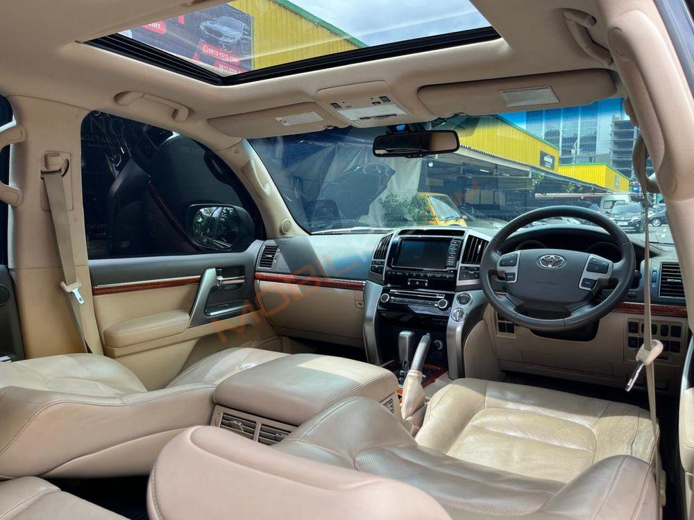 Mobil Toyota Land Cruiser 2013