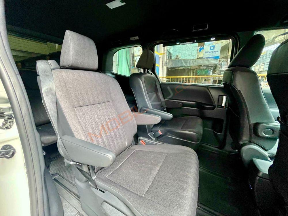 Mobil Toyota Voxy 2023