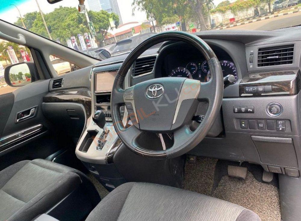Mobil Toyota Alphard 2014
