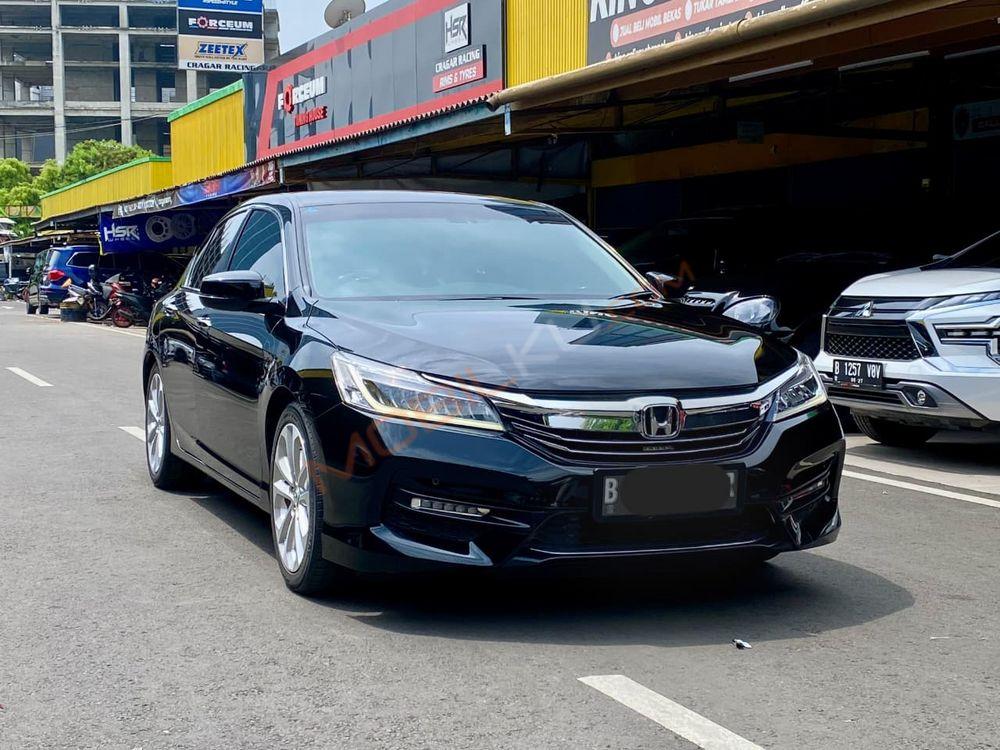 Mobil Honda Accord 2016