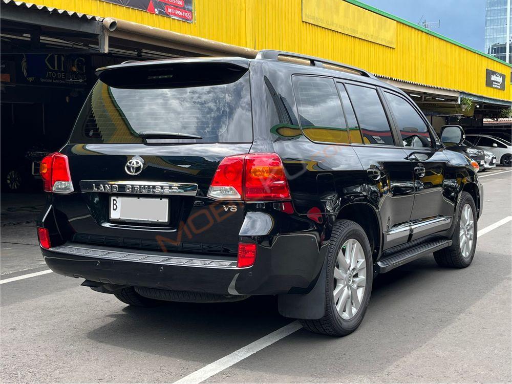Mobil Toyota Land Cruiser 2013