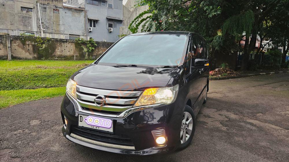 Mobil Nissan Serena 2014